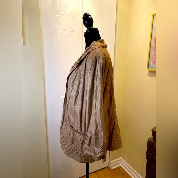 Chico’s shiny crinkle blazer, shimmery  w/ ruched sleeves effect. - Picture 4 of 11